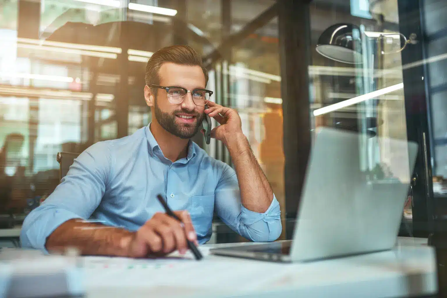 Tornar-se um trader independente leva tempo e disciplina. Continue a leitura e confira 7 passos para tornar-se um profissional autônomo no mercado financeiro.