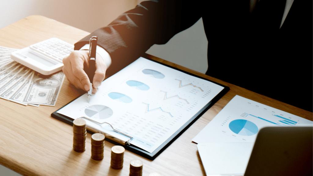 Conheça a trajetória inspiradora de Ray Dalio e seus princípios básicos de investimento.